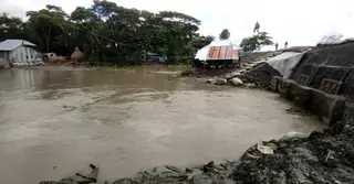 জলবায়ুর প্রভাবে নদীর তীব্র স্রোত, ঝুঁকিতে পটুয়াখালীর বাঁধ